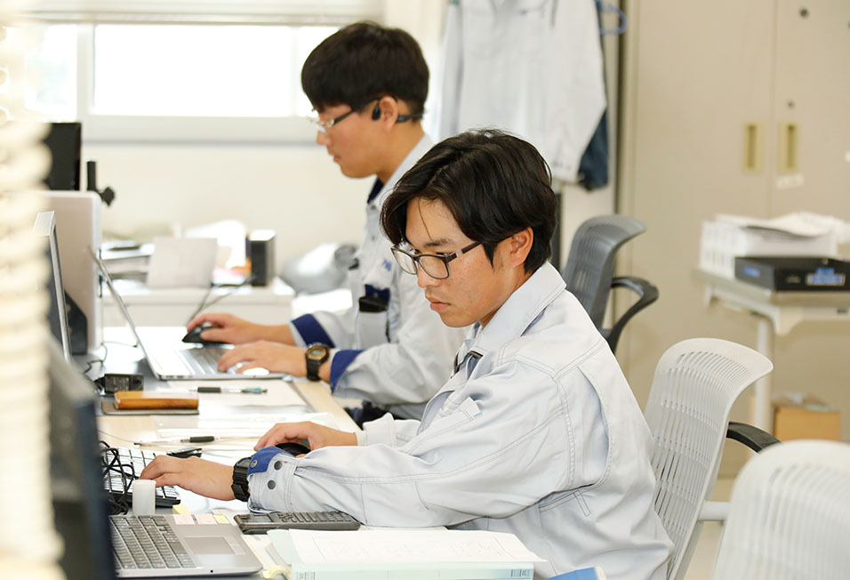 社内で作業する職員