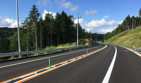 新設された舗装道路と整備された路面の様子