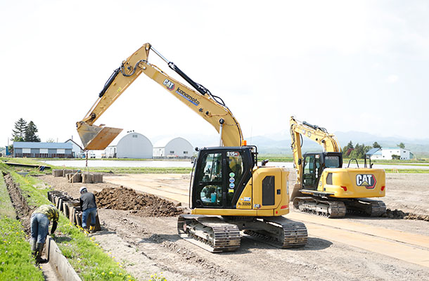 重機による農地整備工事の様子
