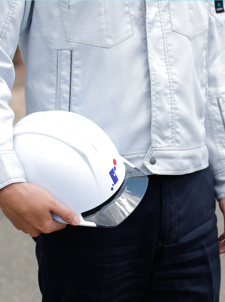 ヘルメットを持つ男性職員