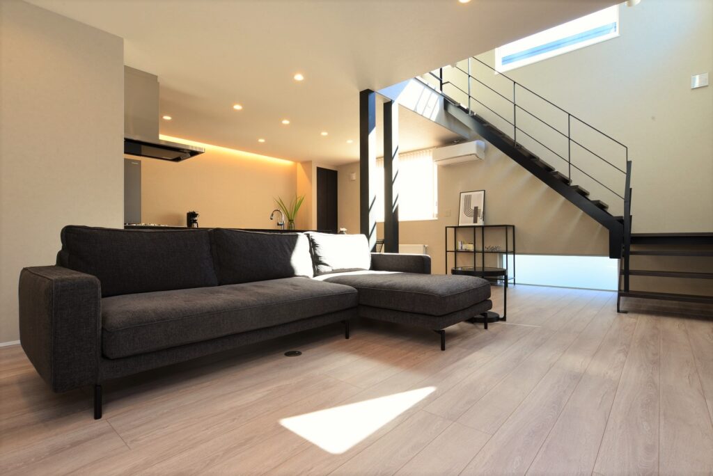 ベージュクロス×スケルトン階段のある家