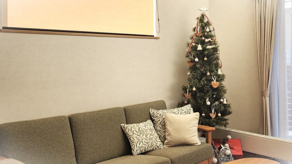 【八軒モデルハウス】クリスマスツリーを飾りました